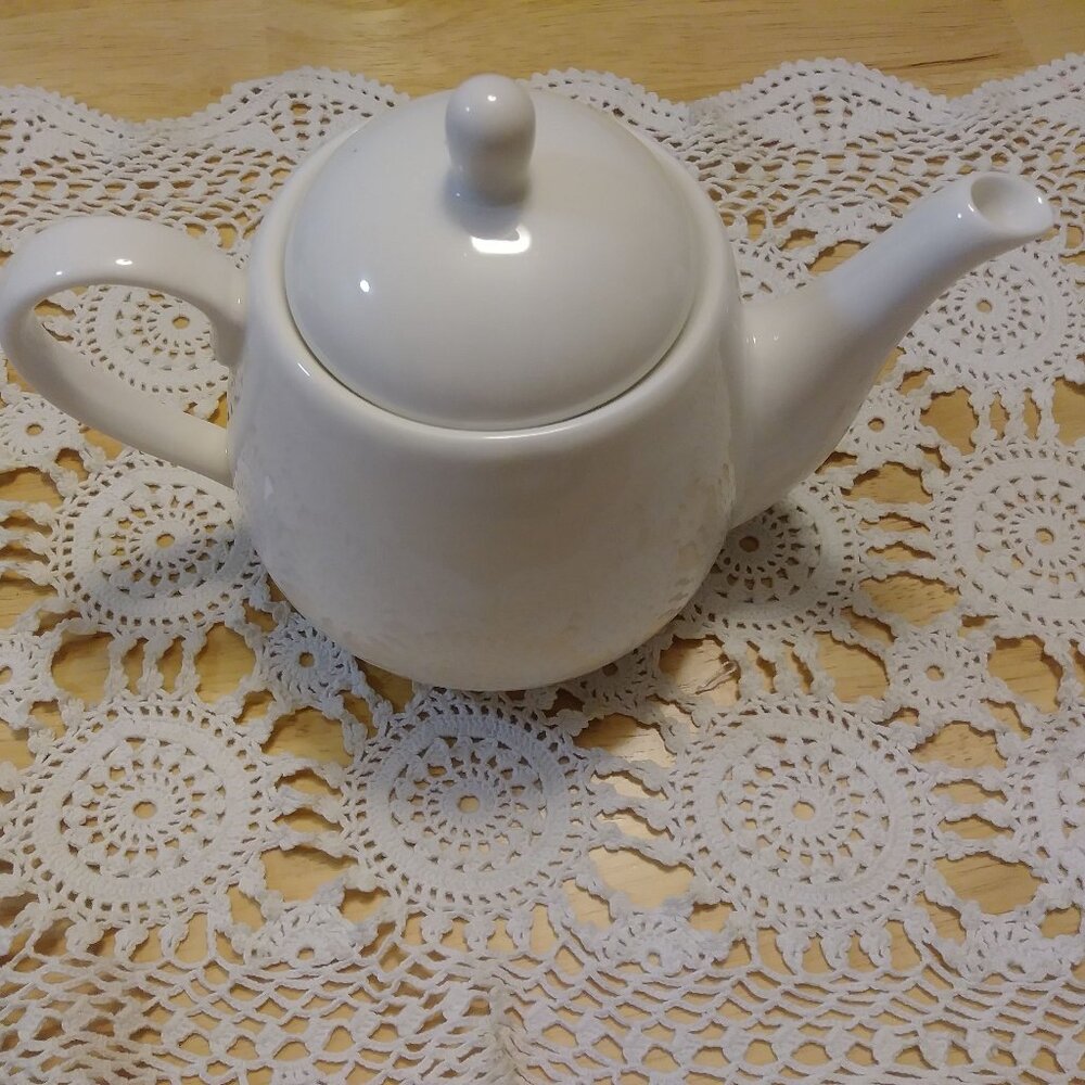 Small Teapot off-white, Old Amsterdam Porcelain Works 1701